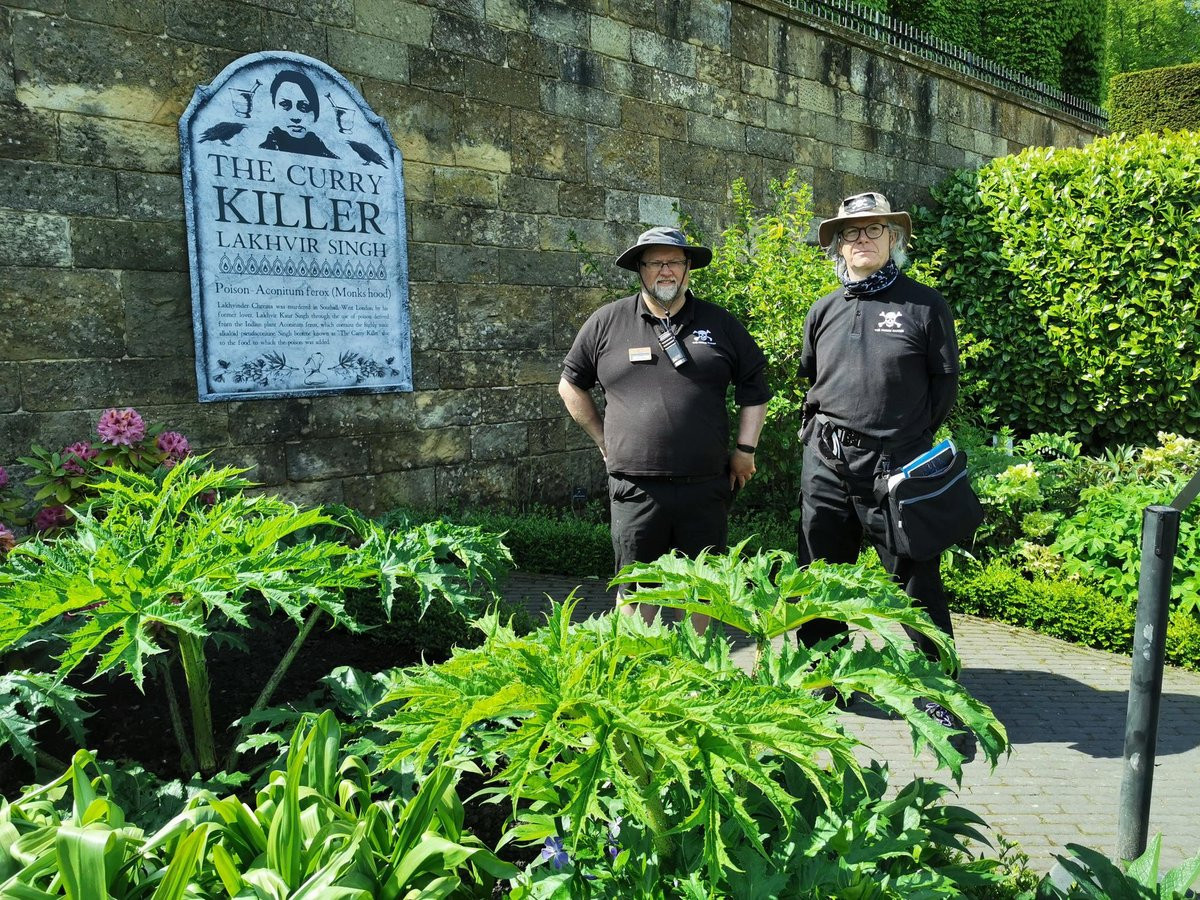 Trong khi đó, du khách khi tới khu vườn Alnwick chỉ được phép đứng nhìn những loài cây nguy hiểm từ xa, không được đứng quá gần.