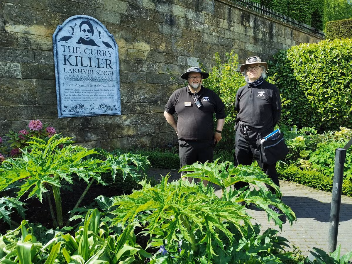 Trong khi đó, du khách khi tới khu vườn Alnwick chỉ được phép đứng nhìn những loài cây nguy hiểm từ xa, không được đứng quá gần.