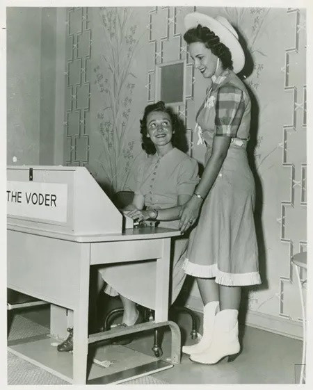 Helen là một trong số ít người có thể vận hành VODER một cách trơn tru. Theo đó, VODER có thể nói bất kỳ ngôn ngữ nào, thậm chí phát ra tiếng bò hoặc lợn kêu. Thậm chí, bà có thể khiến cỗ máy này phát ra tiếng hát.