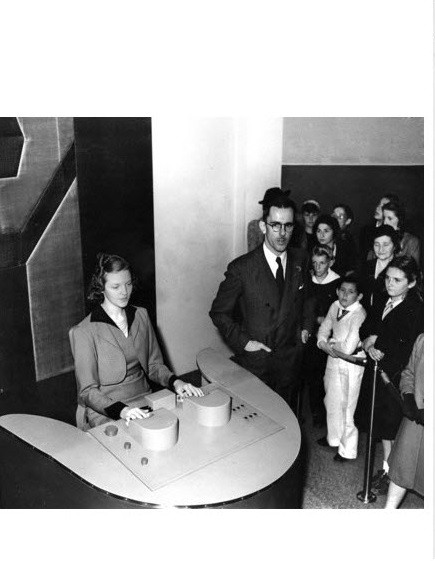 Trong đó, tiếng rì rầm là thành phần cơ bản của nguyên âm và âm mũi. Tiếng rít lên là thành phần cơ bản của những âm gắn liền với phụ âm. Các âm thanh này sau đó truyền qua một loạt bộ lọc do người sử dụng lựa chọn bằng cách chọn phím phù hợp trên bàn phím. Âm thanh được kết hợp rồi truyền qua loa.