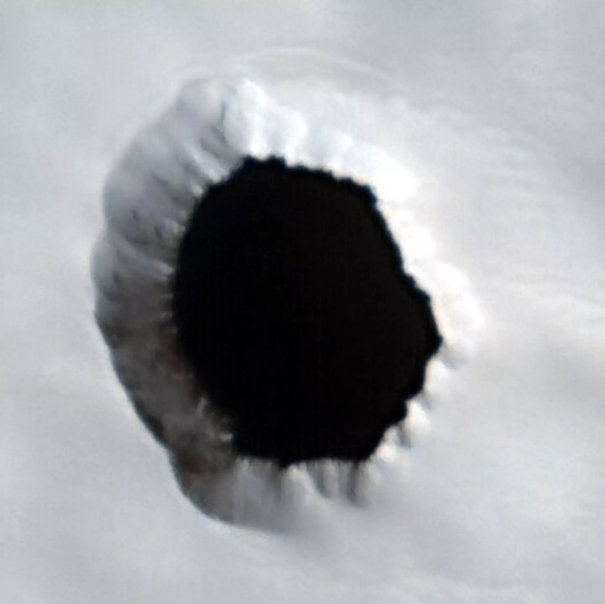 Từ đây, các chuyên gia cũng như công chúng tò mò liệu bên dưới miệng hố ở sao Hỏa ẩn giấu bí mật gì. Liệu có tồn tại một thế giới dưới lòng đất - nơi các sinh vật ngoài hành tinh đang ẩn náu hay không?