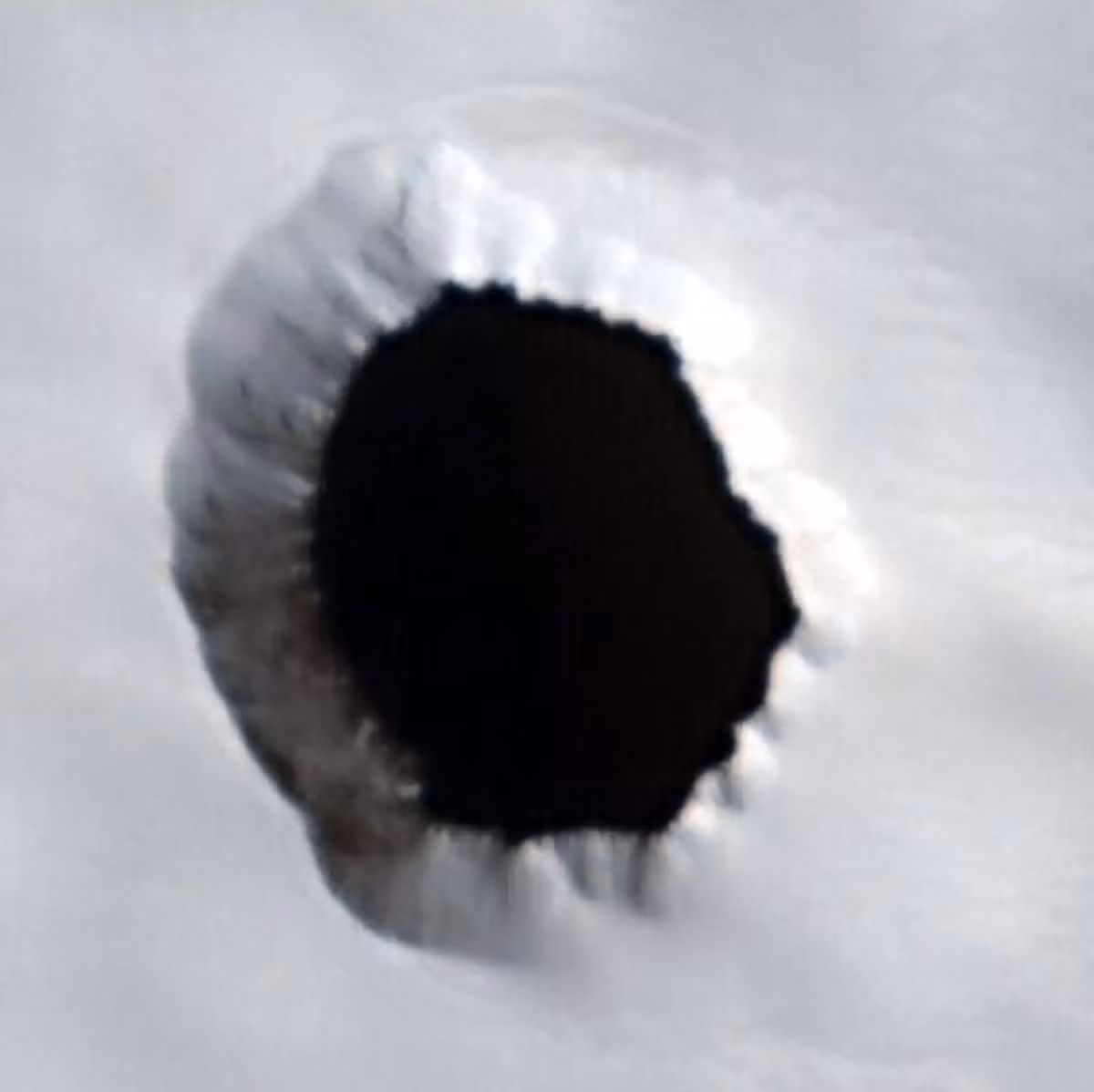 Từ đây, các chuyên gia cũng như công chúng tò mò liệu bên dưới miệng hố ở sao Hỏa ẩn giấu bí mật gì. Liệu có tồn tại một thế giới dưới lòng đất - nơi các sinh vật ngoài hành tinh đang ẩn náu hay không?