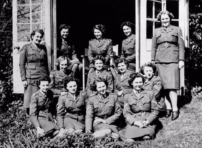 Công chúa Elizabeth gia nhập lực lượng hỗ trợ hậu cần (ATS), nhánh nữ binh của Lục quân Hoàng gia Anh.