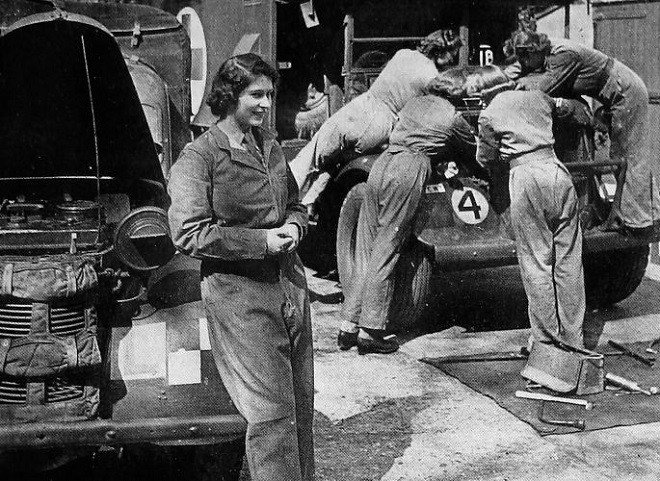 Đến năm 1944, Công chúa Elizabeth, 18 tuổi, quyết định nhập ngũ sau khi thuyết phục được vua cha.