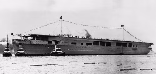 Theo đó, tàu sân bay Graf Zeppelin được các kỹ sư Đức quốc xã bắt đầu đóng vào năm 1936. Hai năm sau, nó được hạ thủy. Khi ấy, Graf Zeppelin được cho có lượng giãn nước tới 35.000 tấn, có thể chứa 43 máy bay trên boong với 1.720 lính thủy và 306 phi công cùng thợ kỹ thuật không quân.