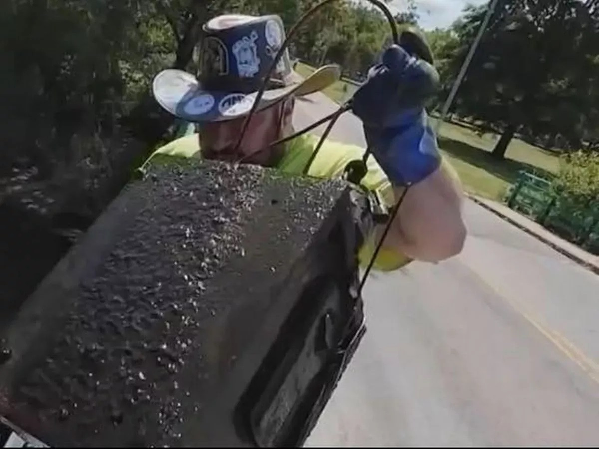 "Đó là hai xấp tiền lớn, với hàng trăm tờ tiền bên trong", James Kane nhớ lại khoảnh khắc mở chiếc két sắt vớt được trong chuyến câu cá ở công viên Flushing Meadows Corona.