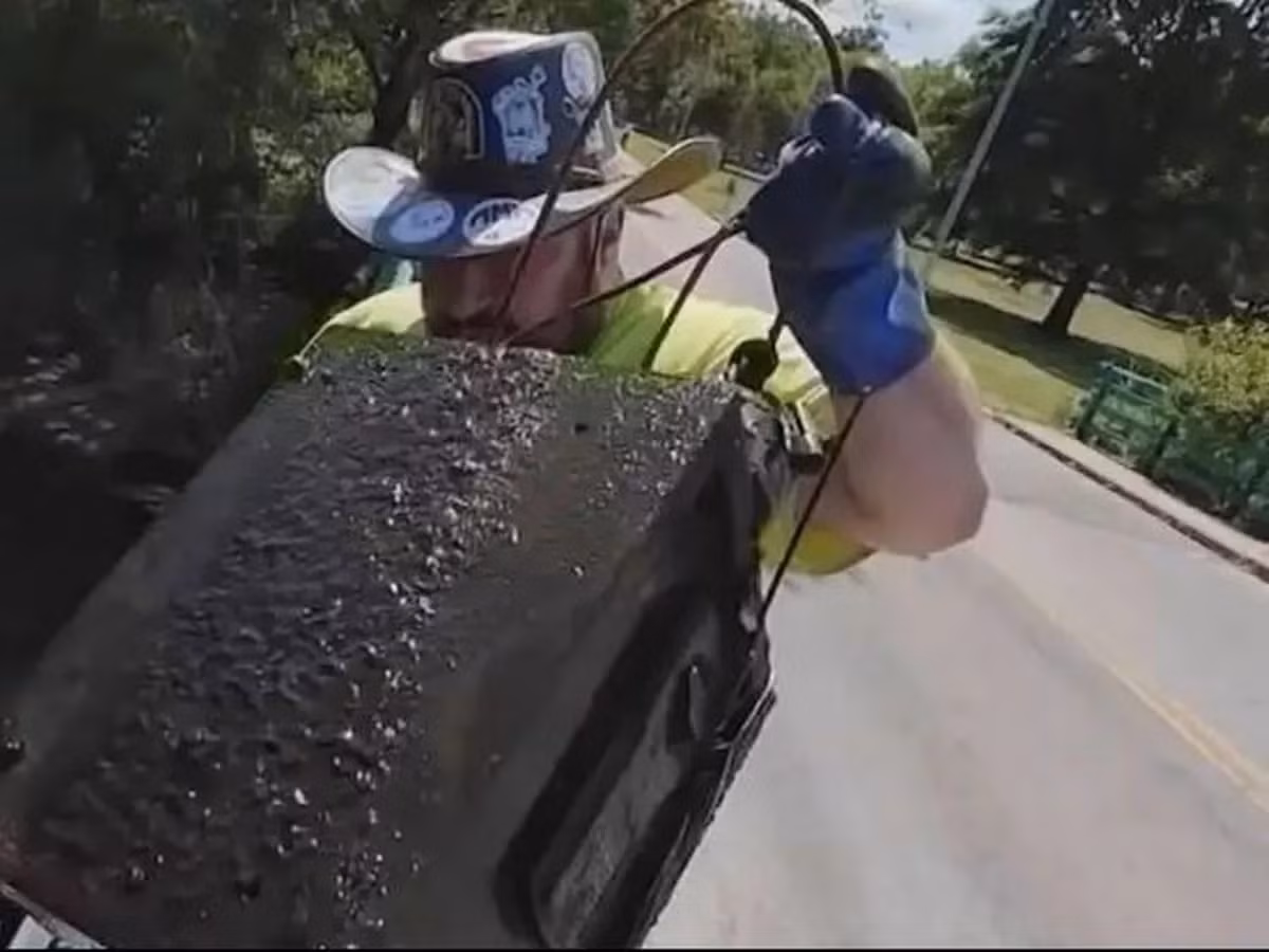 "Đó là hai xấp tiền lớn, với hàng trăm tờ tiền bên trong", James Kane nhớ lại khoảnh khắc mở chiếc két sắt vớt được trong chuyến câu cá ở công viên Flushing Meadows Corona.