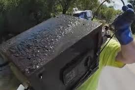 Sau khi quan sát kỹ, vợ chồng James Kane nhận ra đó là két sắt bị hoen gỉ do ngâm dưới nước lâu ngày. Khi mở két sắt, họ vô cùng kinh ngạc khi thấy bên trong có nhiều tờ tiền mệnh giá 100 USD.