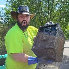 Chia sẻ về việc tìm thấy "kho báu" lớn, James Kane cho hay, sau khi tung sợi dây có gắn nam châm xuống nước, hai vợ chồng phát hiện một vật có trọng lượng lớn dưới đáy hồ. Do đó, họ đã mất nhiều thời gian để đưa vật nặng đó lên bờ.