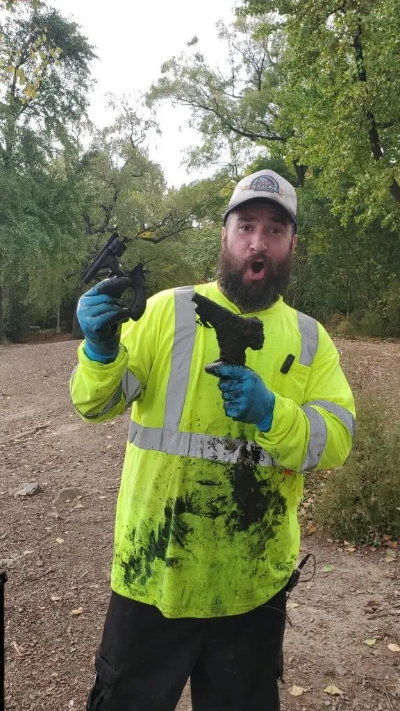 Với niềm đam mê này, vợ chồng James Kan đã nhiều lần đi câu, từng phát hiện két sắt nhưng bên trong trống không. Họ cũng từng tìm thấy một quả lựu đạn từ thời Chiến tranh thế giới 2 khi đi câu ở Brooklyn, New York hay tìm được 7 khẩu súng có từ thế kỷ 19.