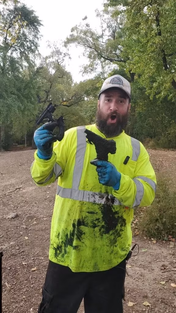 Với niềm đam mê này, vợ chồng James Kan đã nhiều lần đi câu, từng phát hiện két sắt nhưng bên trong trống không. Họ cũng từng tìm thấy một quả lựu đạn từ thời Chiến tranh thế giới 2 khi đi câu ở Brooklyn, New York hay tìm được 7 khẩu súng có từ thế kỷ 19.