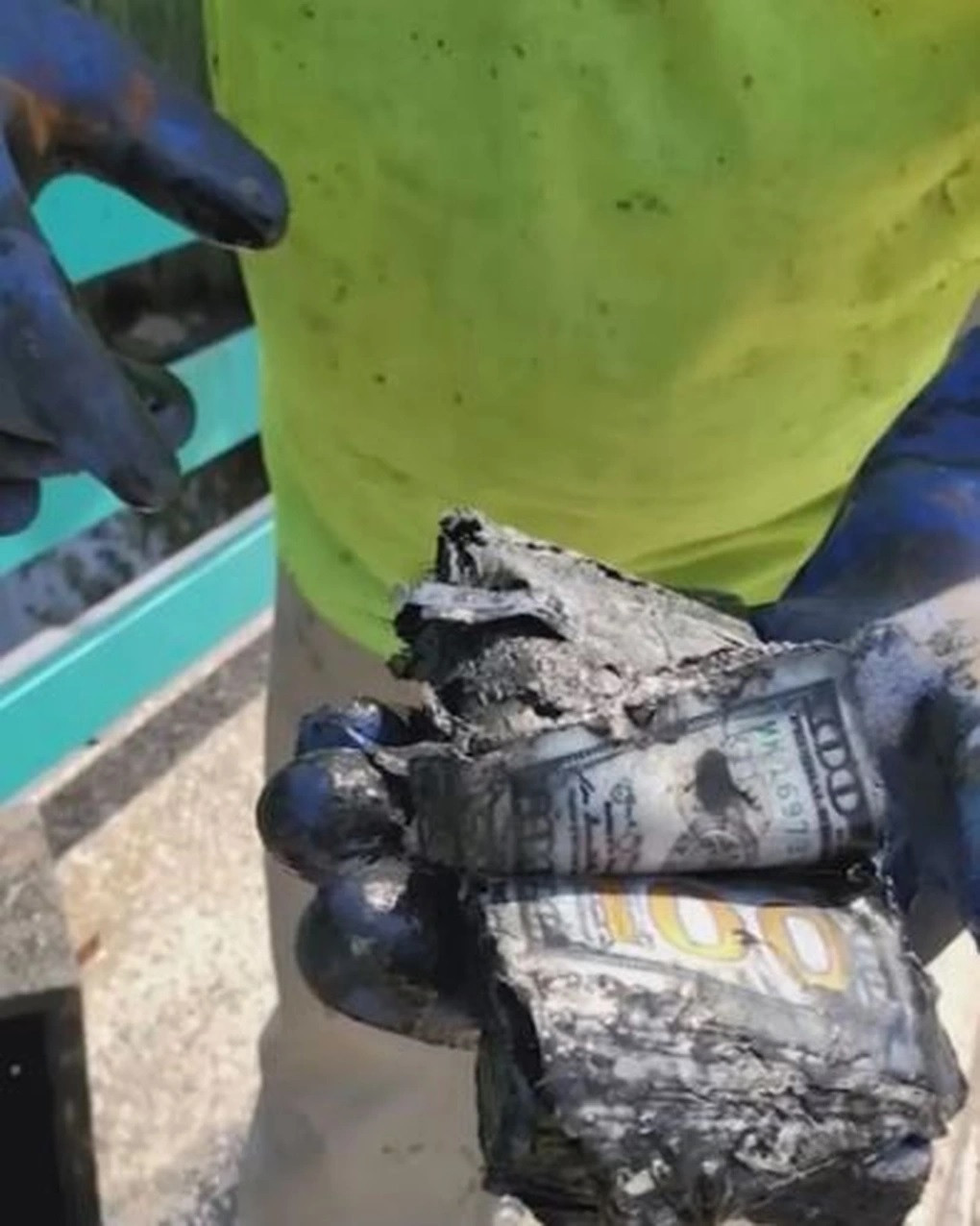 Tổng số tiền ở bên trong két sắt lên đến 100.000 USD (khoảng 2,5 tỷ đồng). Do bị ngâm dưới nước lâu ngày nên nhiều tờ tiền bị mục nát, hư hỏng.