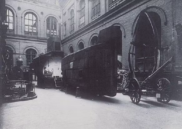 Do thiếu kinh phí nên ông Wilhelm và August tiến hành sửa bản thiết kế như giảm độ dày thành tàu và bỏ két nước dằn. Thay vào đó, nước được chứa ở đáy thân tàu, bên dưới sàn chính và dịch chuyển tương đối tự do trong khu vực này khi tàu đổi hướng. Lỗi thiết kế này dẫn tới tính cân bằng kém.