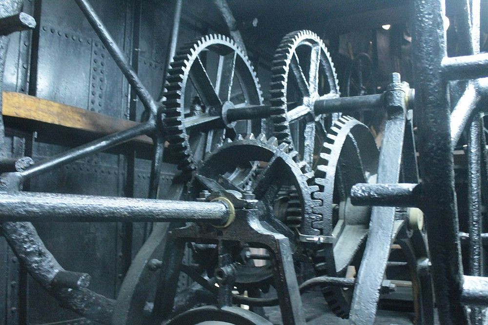 Tàu ngầm Brandtaucher được hoàn thành với chiều dài 8,5 m và nặng khoảng 31.751 kg. Phương tiện này hoạt động bằng cách hai thủy thủ quay vòng lăn bằng tay và chân. Người thứ ba ngồi ở đuôi tàu ngầm vận hành bánh lái và các thiết bị điều khiển khác.