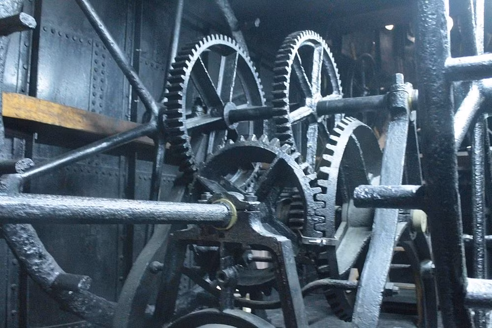 Tàu ngầm Brandtaucher được hoàn thành với chiều dài 8,5 m và nặng khoảng 31.751 kg. Phương tiện này hoạt động bằng cách hai thủy thủ quay vòng lăn bằng tay và chân. Người thứ ba ngồi ở đuôi tàu ngầm vận hành bánh lái và các thiết bị điều khiển khác.