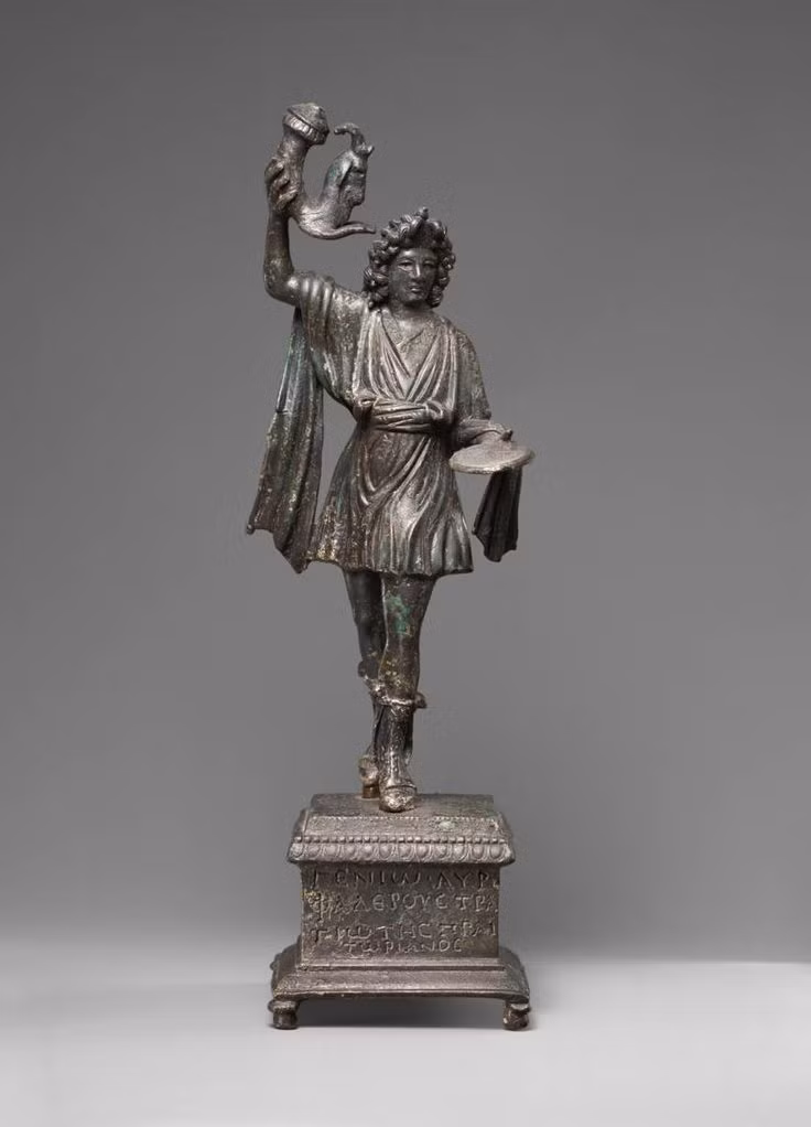 Hàng ngày, các gia đình sẽ dâng lễ vật lên cho thần Lares như thắp hương, bày trí hoa quả, thức ăn...