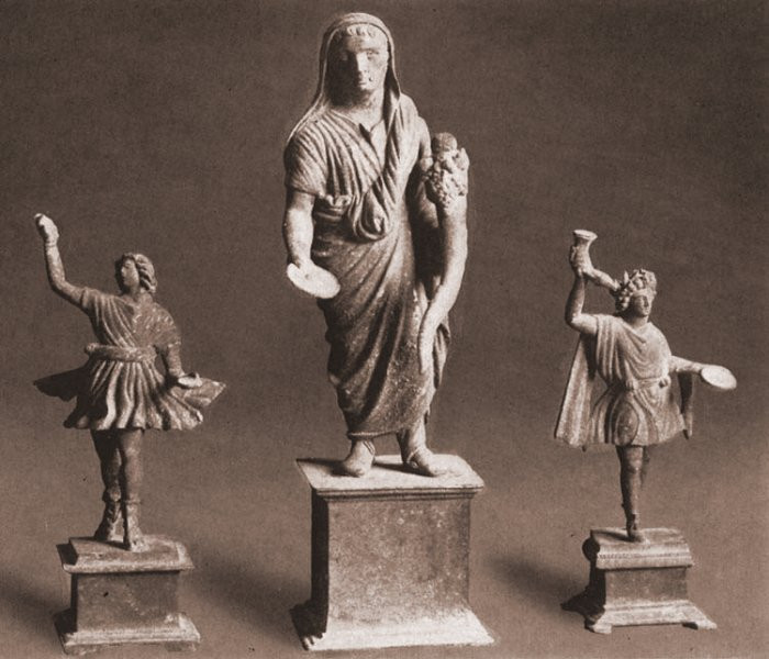 Về sau, luật pháp La Mã cấm việc chôn cất trong nhà nên người dân chuyển sang thờ phụng thần Lares. Ngay cả khi dọn đến ngôi nhà mới, người La Mã cũng mang theo bức tượng tạc thần Lares với hy vọng vị thần này tiếp tục che chở, bảo vệ an toàn cho gia đình.