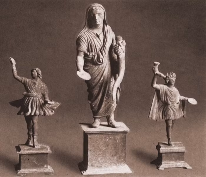 Về sau, luật pháp La Mã cấm việc chôn cất trong nhà nên người dân chuyển sang thờ phụng thần Lares. Ngay cả khi dọn đến ngôi nhà mới, người La Mã cũng mang theo bức tượng tạc thần Lares với hy vọng vị thần này tiếp tục che chở, bảo vệ an toàn cho gia đình.