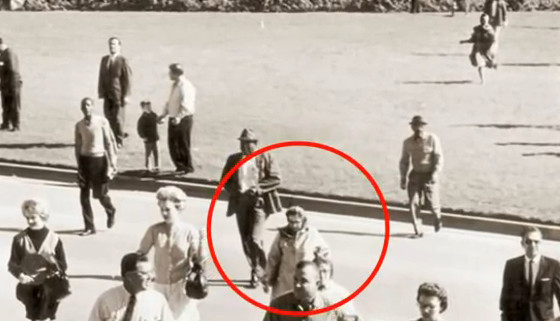 "Quý cô Babushka" là người phụ nữ bí ẩn xuất hiện trong một loạt các bức hình chụp ngày 22/11/1963 khi Tổng thống John F. Kennedy bị ám sát. Sau nhiều năm, giới chức trách và các nhà điều tra vẫn chưa thể xác minh danh tính của người phụ nữ này.