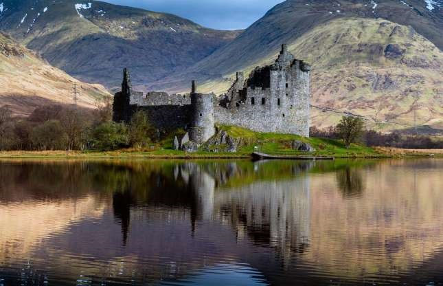 Lâu đài Kilchurn ở Lochawe, Scotland là một trong những lâu đài bị bỏ hoang thu hút nhiều khách du lịch ghé thăm. Nơi đây từng là nơi sinh sống của những người giàu có và quyền lực trong suốt nhiều năm.