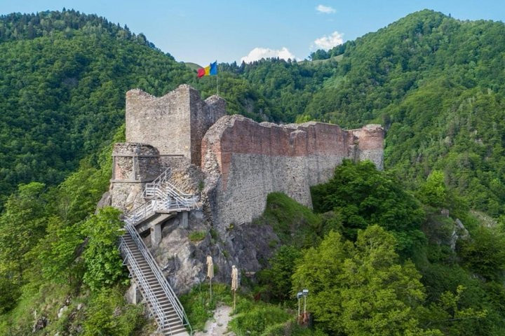 Những trận động đất mạnh xảy ra năm 1888 và 1913 khiến tình trạng lâu đài Poenari ngày càng xấu đi. Về sau, công trình được trùng tu và hiện trở thành điểm đến hút khách.