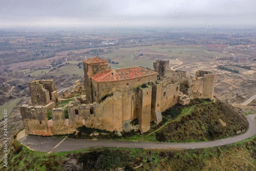 Lâu đài Montearagon ở Huesca, Tây Ban Nha từng được các tu sĩ Augustino sử dụng trong 7 thế kỷ. Đến thế kỷ 19, công trình được sử dụng để chứa thuốc súng.
