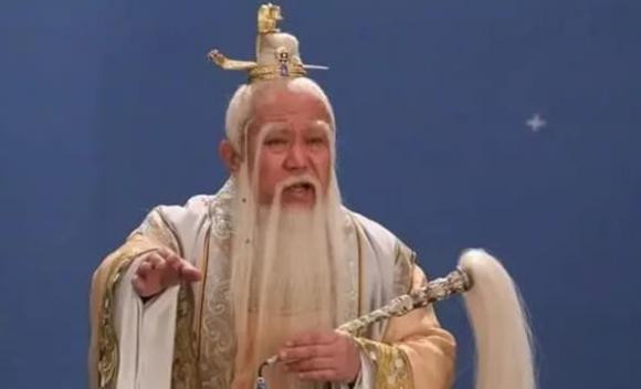 Nguyên Thủy Thiên Tôn được xem là sư phụ của Thái Ất Chân Nhân nên sở hữu pháp thuật cao cường. Cùng với Linh Bảo Thiên Tôn và Đạo Đức Thiên Tôn, Nguyên Thủy Thiên Tôn là một trong Tam Thanh - đấng tối cao của Đạo giáo. Khi xưa, Tam Thanh đã chỉ định Ngọc Hoàng Đại Đế của Thiên đình. Do đó, Ngọc Hoàng Đại Đế vô cùng kính nể Nguyên Thủy Thiên Tôn.