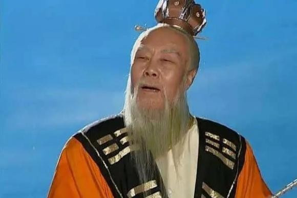 Thái Thượng Lão Quân dành phần lớn cuộc đời để luyện chế đan dược và thần khí. Ngài đã chế tạo ra thần khí nổi tiếng Tây Du Ký như: vòng Kim cương trác, gậy như ý của Tôn Ngộ Không, cào đinh ba của Bát Giới, bình ngọc tịnh của Quan Âm Bồ Tát, tử kim hồng hồ lô, quạt ba tiêu, dây thừng hoàng kim...