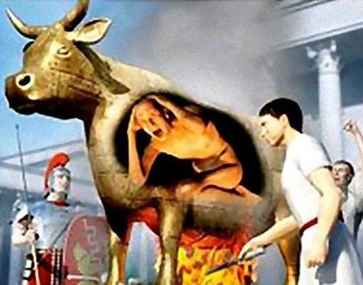 Sau khi phạm nhân được đưa vào bên trong con bò đồng, cánh cửa sẽ được đóng chặt lại. Kế đến, những kẻ tra tấn sẽ đốt lửa phía dưới bụng của con bò. Tiếng la hét đau đớn của phạm nhân khi bị lửa thiêu đốt nghe giống như tiếng bò rống. Tù nhân chịu đau đớn tột độ về thể chất lẫn tinh thần trước khi mất mạng.