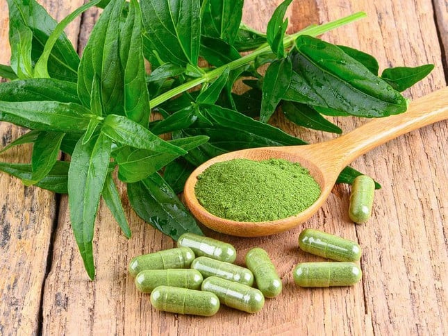 Xuyen tam lien dieu tri COVID-19: Tuy tien dung co on?