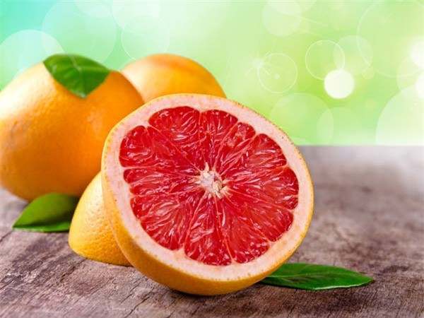 Bưởi chùm (lai giữa bưởi và cam): Bưởi chùm có khoảng 2 gram protein mỗi quả. Một nghiên cứu đã chỉ ra rằng chỉ ăn nửa quả bưởi mỗi ngày sẽ giúp bạn giảm khoảng 3 pound trọng lượng trong một khoảng thời gian chỉ 11 tuần..