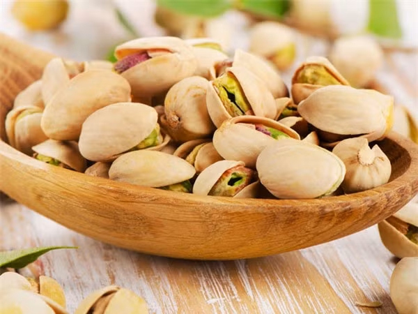 Hạt hồ trăn: Nửa cốc hạt hồ trăn chứa khoảng 6,5 gram protein. Nó được coi là một trong những món ăn nhẹ giàu protein tốt nhất. Ngoài việc giúp bạn có được một cơ thể thon gọn, nó còn cũng làm giảm nguy cơ mắc bệnh tiểu đường và tim mạch.