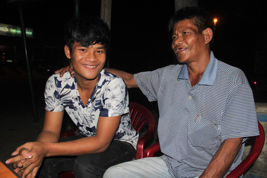 Hồ Văn Tài (trái) vui mừng khi gặp lại người thân của mình