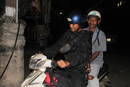 Tài cùng người chú ruột của mình về nhà