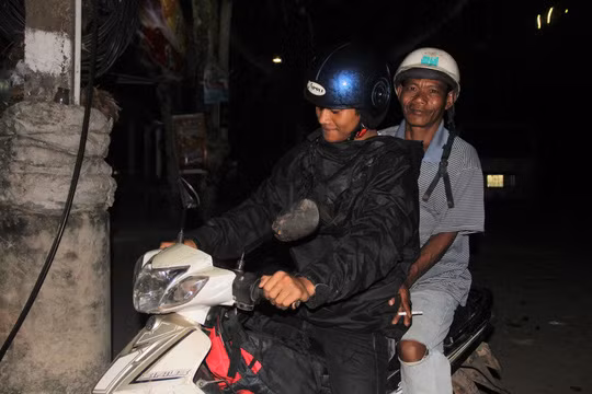 Tài cùng người chú ruột của mình về nhà