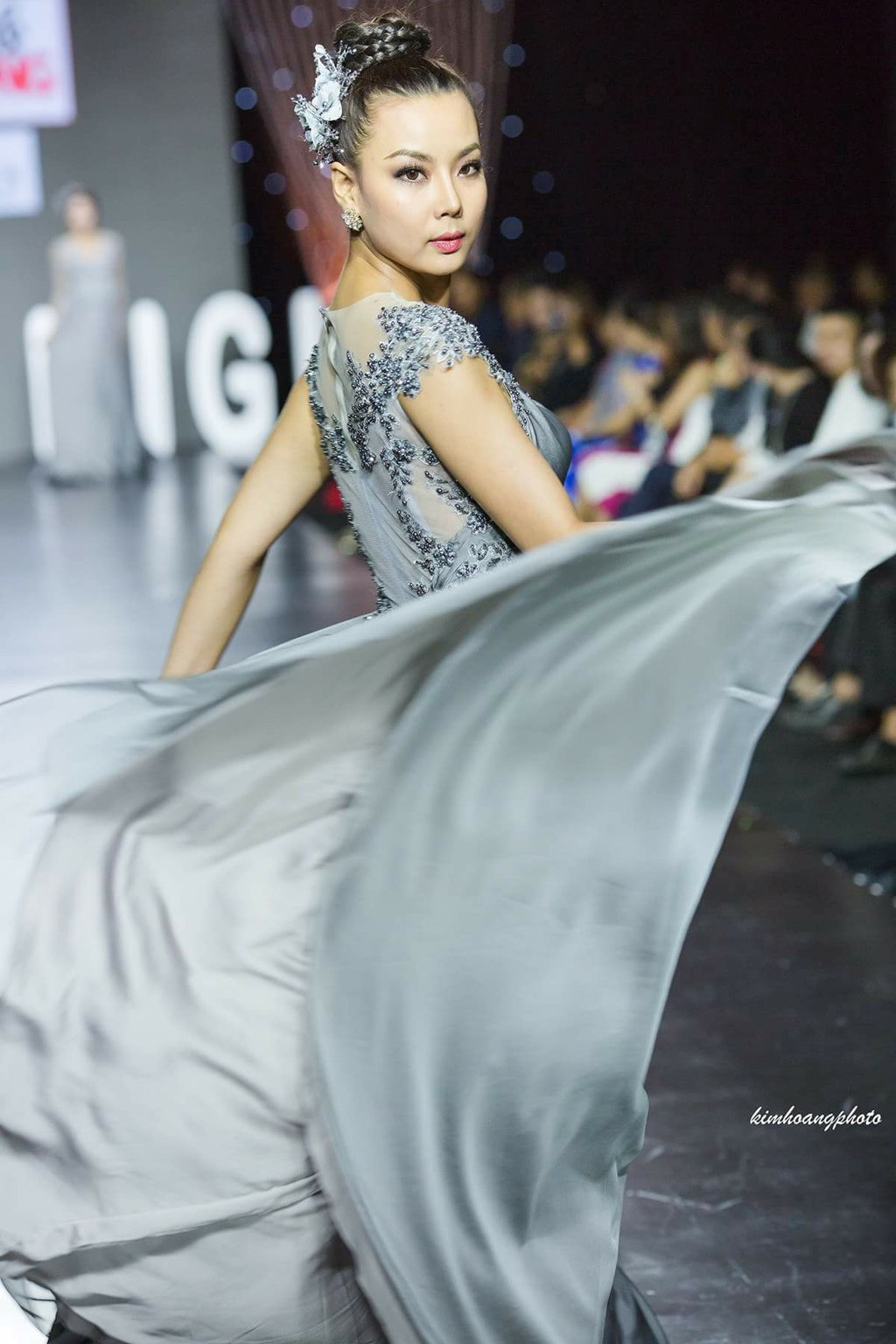 Lại Thanh Hương trong một lần trình diễn thời trang ngay trước thềm Tuần lễ Thời trang Việt Nam. Cô diện thiết kế váy dạ hội và có lối trình diễn sang trọng hơn.
