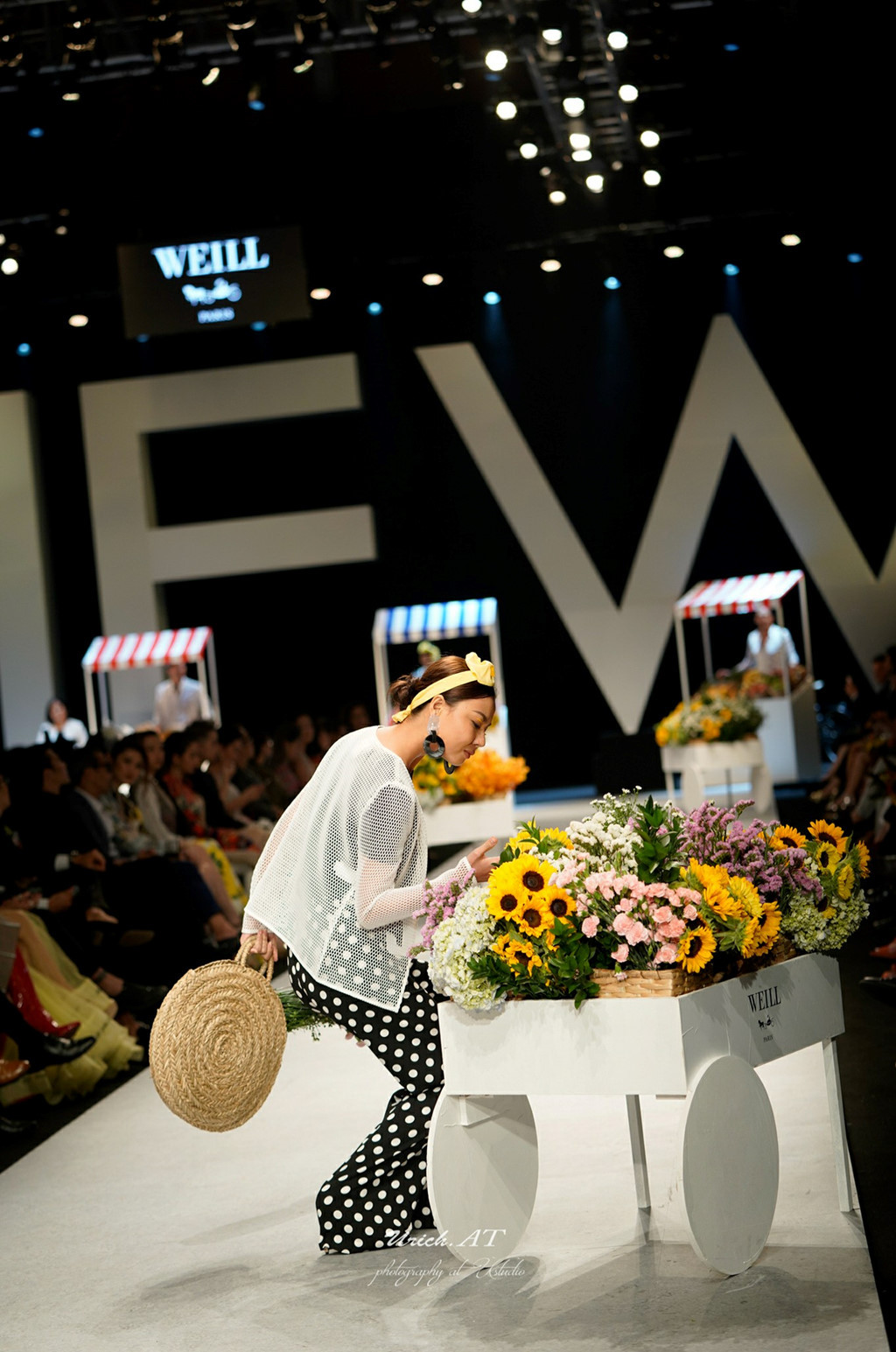 Bộ sưu tập này mang phong cách nhẹ nhàng, gắn với thiên nhiên. Người mẫu cũng được khuyến khích trình diễn phóng tay trên sàn catwalk. Lại Thanh Hương chia sẻ cô được khuyến khích dừng lại ngắt hoa trên đường đi nhưng không ngắt được vì hoa gắn quá chặt.