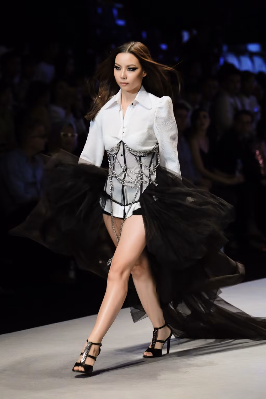 Trên trang cá nhân, Lại Thanh Hương đùa rằng cô được lựa chọn cho bộ sưu tập của Nguyễn Tiến Truyển vì "biết hành trai đẹp với 69 sắc thái nên rất phù hợp với tiêu chí của bộ sưu tập". Sau scandal "trình diễn bikini trên máy bay trước mặt đội tuyển U23 Việt Nam", người mẫu Vietnam's Next Top Model nhận được nhiều lời miệt thị vì hình thể nhưng cô đã vượt qua để tiếp tục làm nghề.