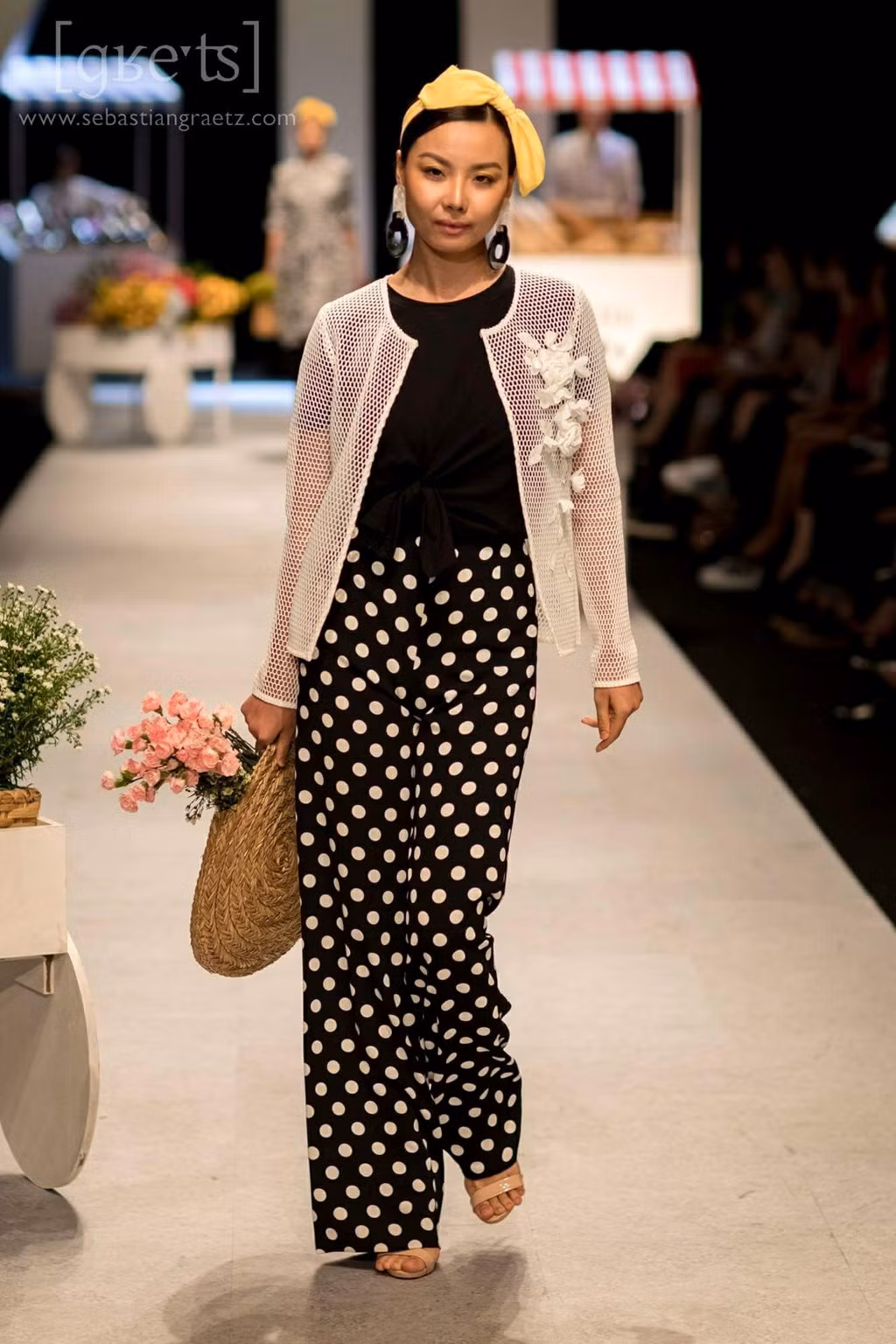 Trước đêm diễn 20/4, Lại Thanh Hương cũng góp mặt trong bộ sưu tập của nhà mốt Weill Paris trong đêm đầu tiên của VIFW năm nay (19/4). Đây là bộ sưu tập thời trang hè hướng đến phụ nữ trên 30 và trung niên, mang hơi thở của nước Pháp.