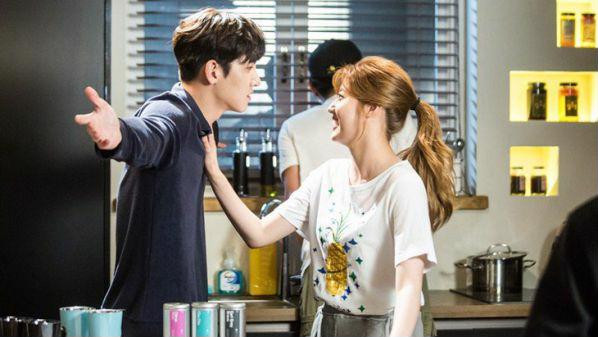 Có lẽ vì anh ta sợ lạc mất vợ hoặc nếu bỏ ra chẳng may có người nào đó sẽ cướp mất vợ của mình - Ảnh: Internet