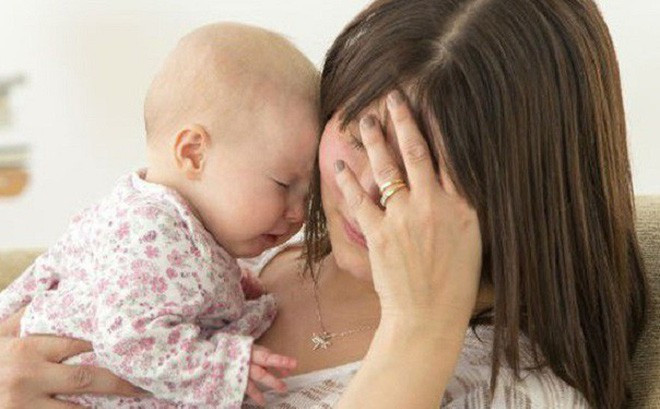 Người mẹ trẻ căng thẳng khi mẹ chồng lên chăm con dâu ở cữ (Ảnh minh họa).