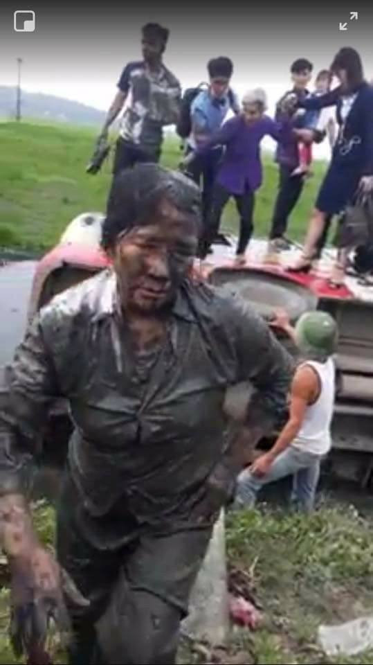 Tranh cong nong, xe bus bay xuong ruong, hanh khach “tam bun“-Hinh-2