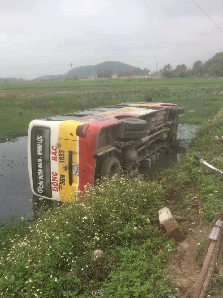 Tranh cong nong, xe bus bay xuong ruong, hanh khach “tam bun“