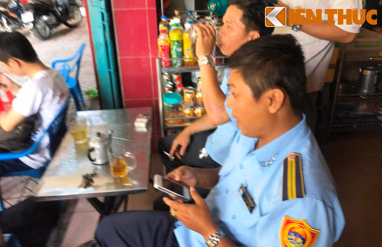 "Không biết những nhân viên trật tự đô thị này có phải công chức của phường Cầu Ông Lãnh hay không mà trong giờ làm việc lại la cà quán xá như thế này? Nếu đúng là công chức, nhân viên của phường thì thật đáng trách, cần phải xử lý nghiêm cũng như xem đến trách nhiệm của lãnh đạo những công chức, nhân viên này", một người dân bức xúc chia sẻ.
