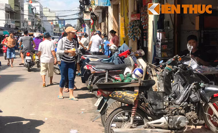 Xe cộ chiếm trọn vỉa hè trên đường Cô Bắc, phường Cầu Ông Lãnh khiến người đi bộ phải "rơi" xuống lòng đường.