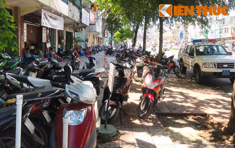 Khó có ai có thể ngơ rằng hình ảnh nhếch nhác, loạn vỉa hè như thế này lại xảy ra ngay trước trụ sở Công an, UBND phường Cầu Ông Lãnh, quận 1. Địa bàn mà PCT quận 1 Đoàn Ngọc Hải mới đây đã chính thức lên tiếng đề nghị điều chuyển, hạ chức vụ đối với Chủ tịch phường vì để tình ttrang5 vi phạm vỉa hè phức tạp.