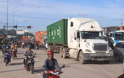 Doi nam nu keu cuu tham thiet trong o to-Hinh-3