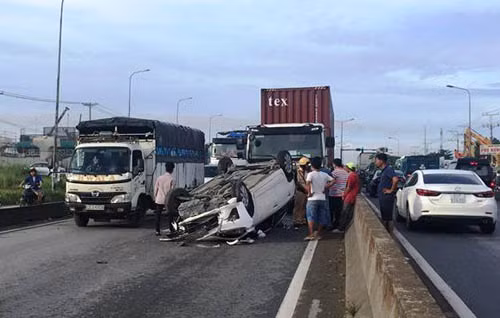 Doi nam nu keu cuu tham thiet trong o to