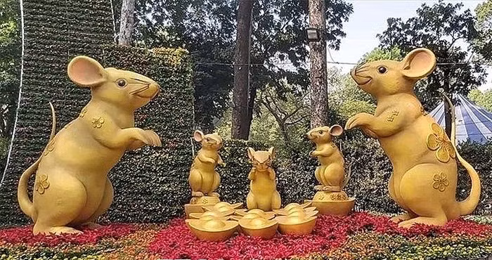 Tạo hình gia đình chuột sum vầy đón năm mới tại nhiều khu vực ở Hội Hoa Xuân khiến du khách vô cùng thích thú.