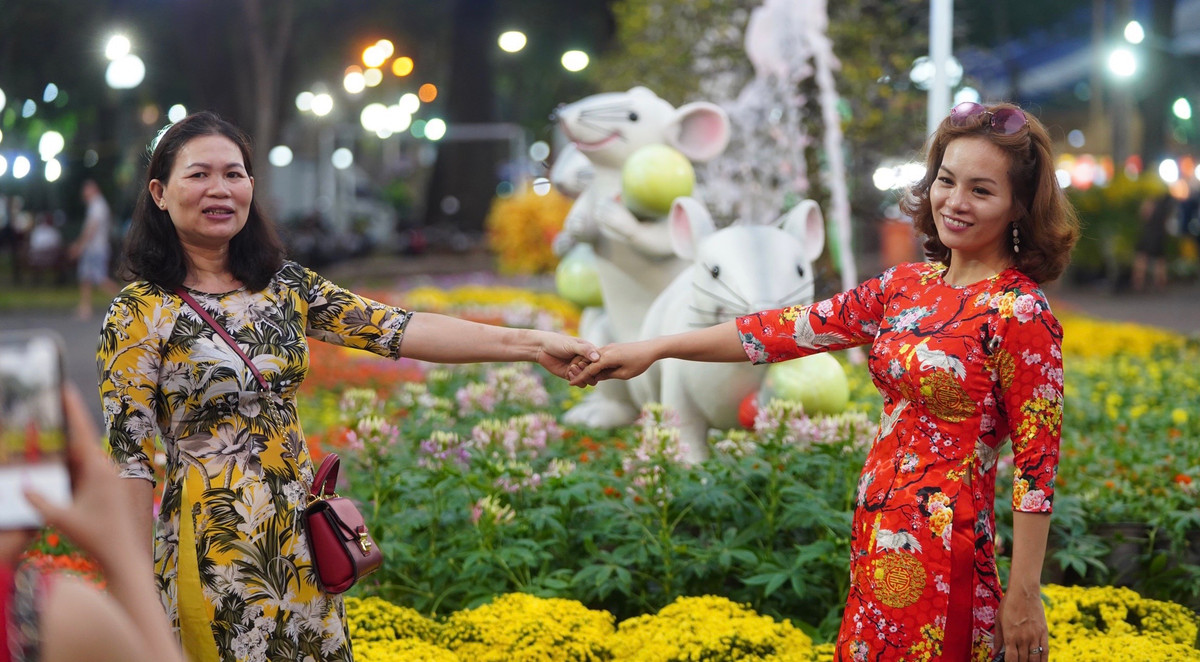 Tối 25 tháng Chạp (19/1), Hội hoa Xuân TP HCM đã chính thức khai mạc tại Công viên Tao Đàn (quận 1). Hàng vạn du khách trong và ngoài nước đã đổ về tham quan, thưỡng lãm những tác phẩm nghệ thuật độc đáo, mới lạ.